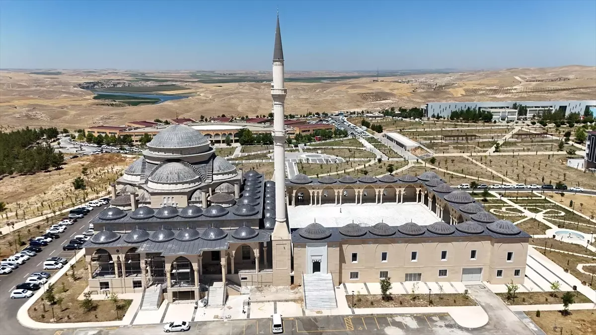 Batman Üniversitesi'nde Dev Cami İnişaatı Tamamlanıyor
