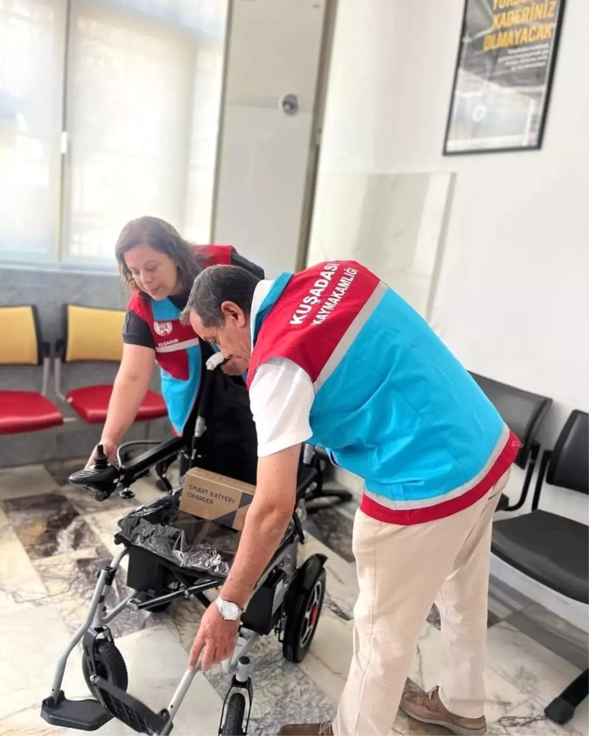 Kuşadası'nda Akülü Sandalye Bağışı