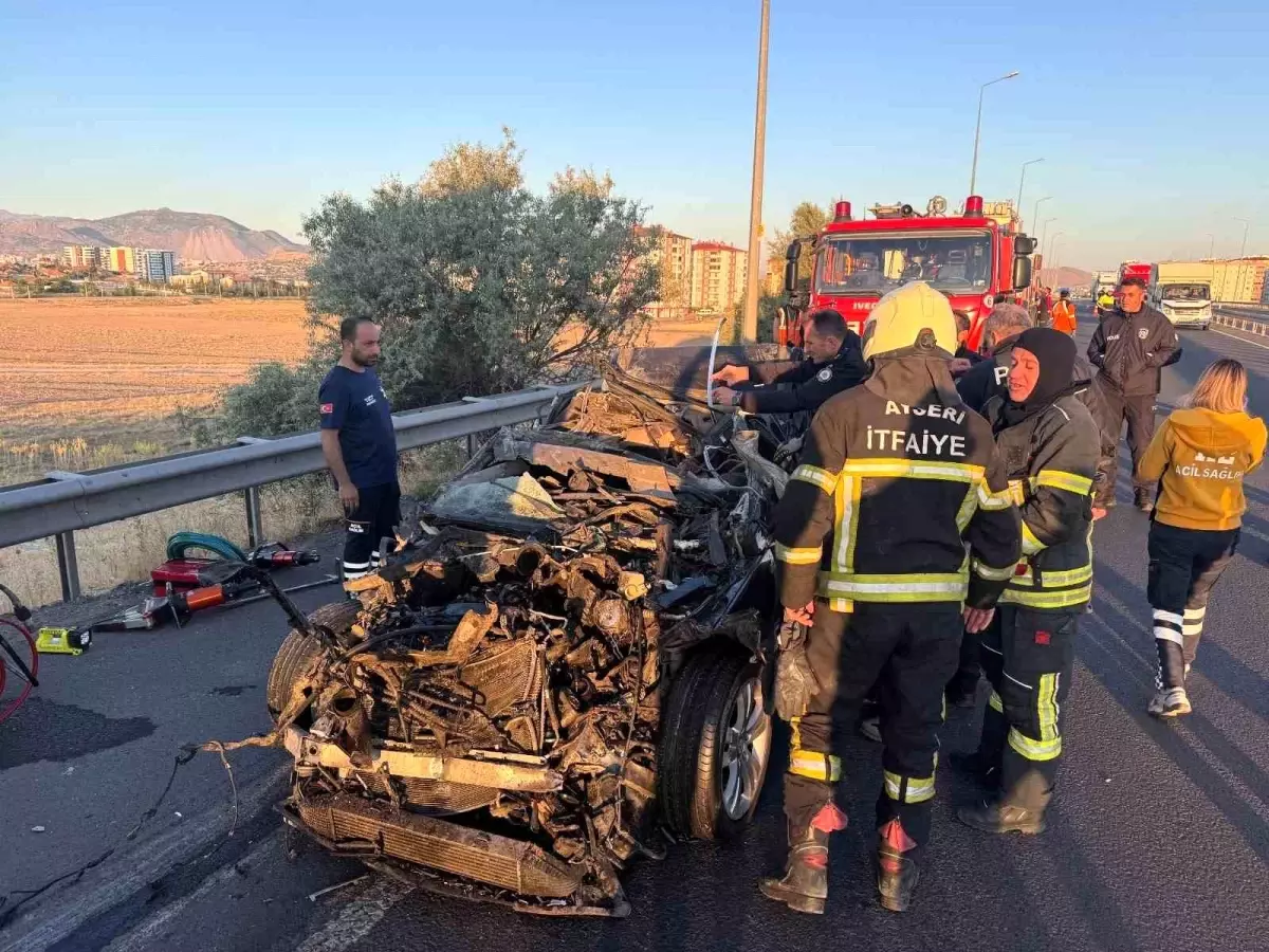 Kayseri'de otomobil tıra çarptı: Bir ölü
