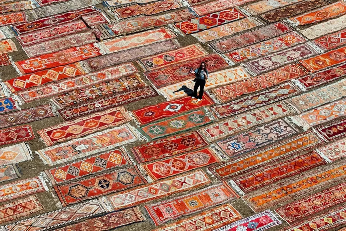 Kavurucu sıcaklar, tarlalara serilen halıların daha fazla pastelleşmesini sağlayacak