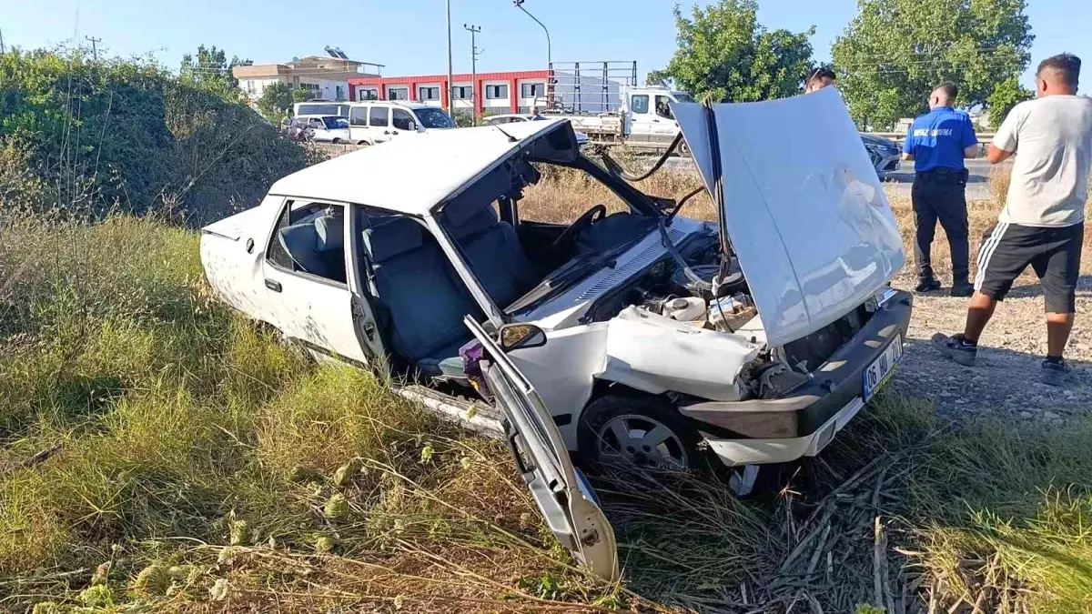 Manavgat'ta trafik kazası: Tofaş otomobil hurdaya döndü