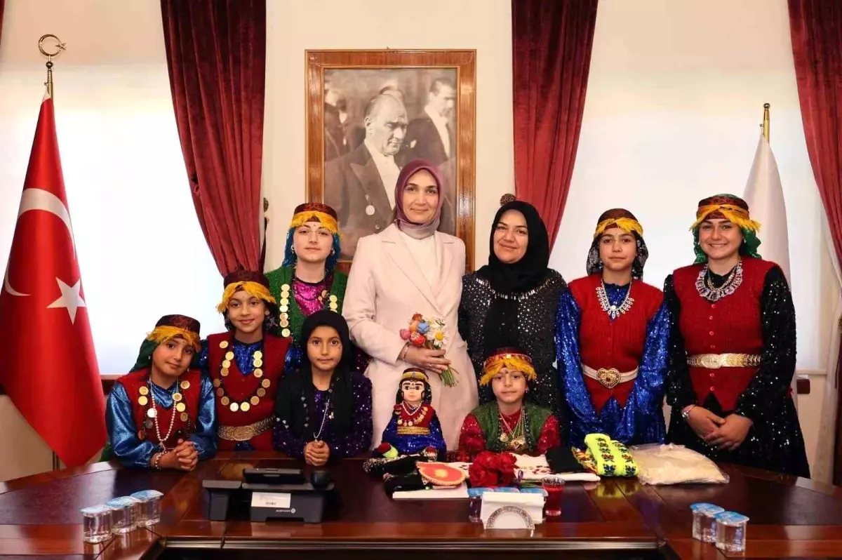 Tatarlı Beldesi Kadınları, Vali Yiğitbaşı'nı Yöresel Kıyafetlerle Ziyaret Etti