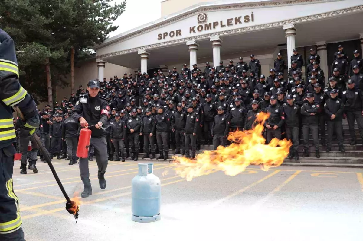 Erzurum'da Polis Adaylarına Yangın Söndürme Eğitimi