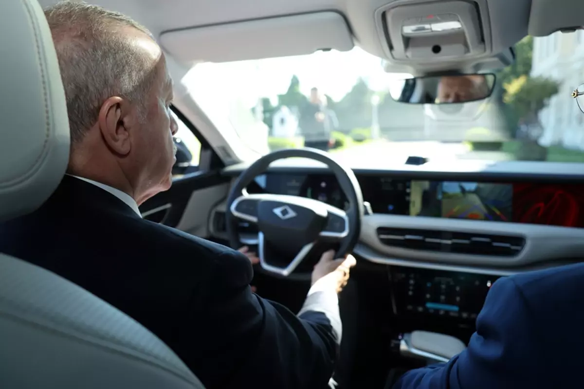 Cumhurbaşkanı Erdoğan, Togg'un yeni modeli T10F'yi test etti