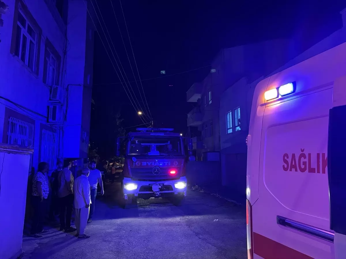 Adıyaman'da Yangın: 2 Kişi Dumandan Etkilenerek Hastaneye Kaldırıldı