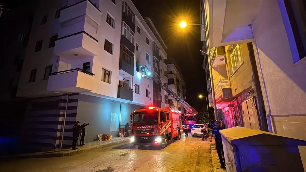 Elazığ'da Yangın: Dumandan Etkilenen Kişi Hastaneye Kaldırıldı