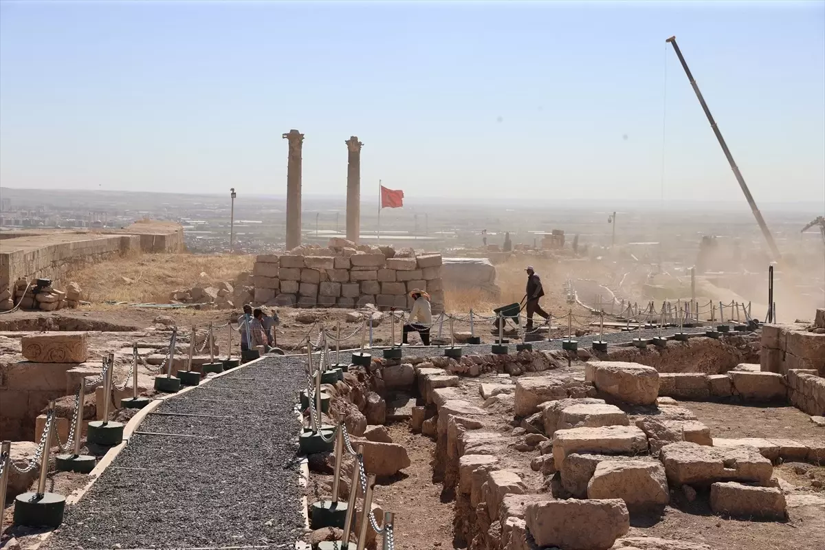 Urfa Kalesi'nde Kaya Mezarına Rastlandı