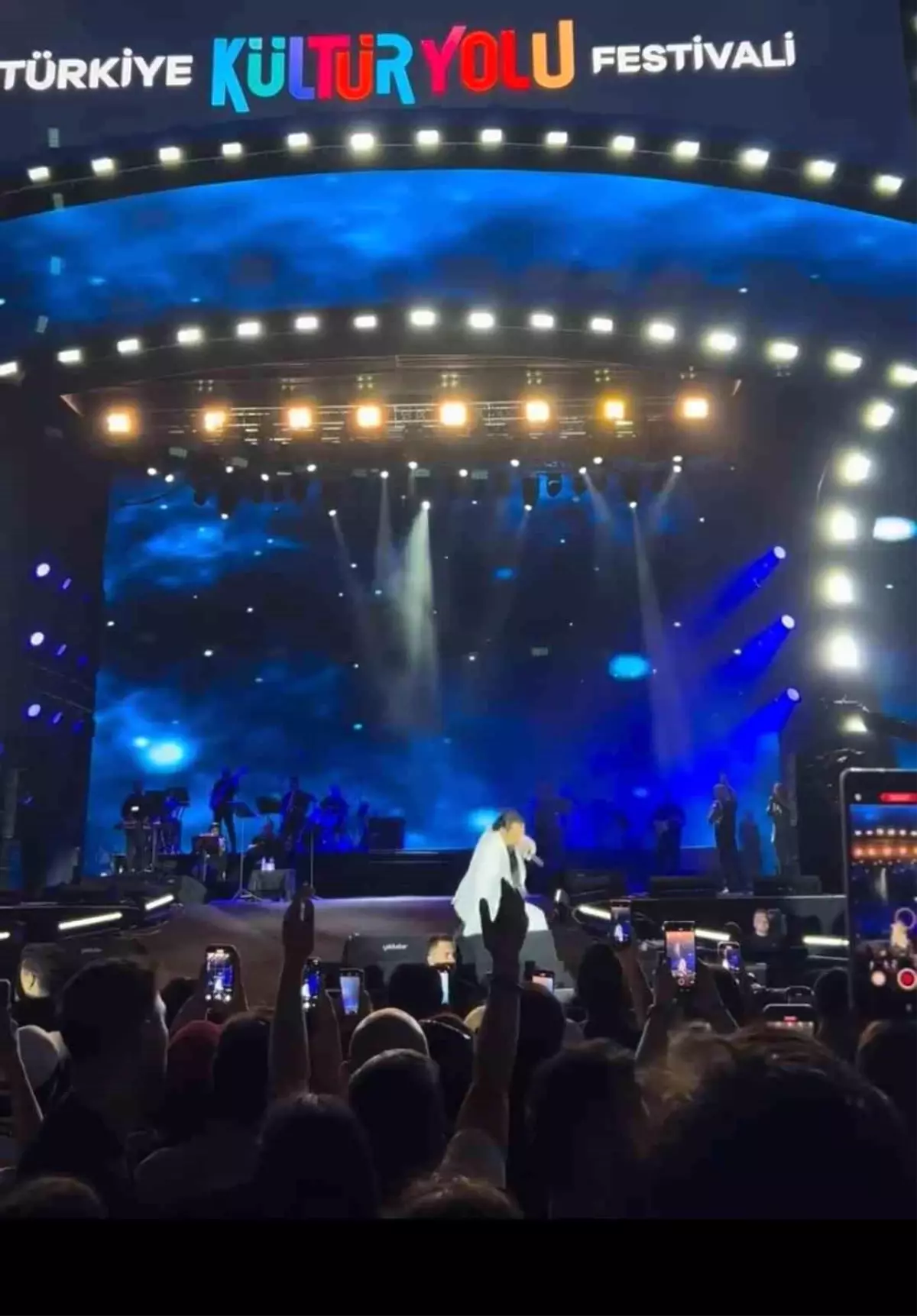 Bayhan Konserde Düşüp Ayağa Kalktı
