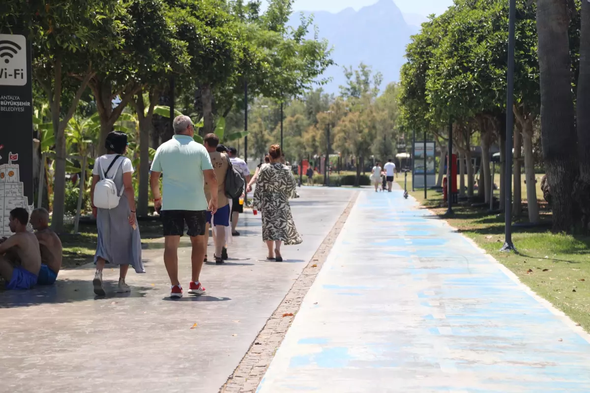 Antalya'da Sıcak Hava, Konyaaltı Sahili'nde Yoğunluk Yarattı