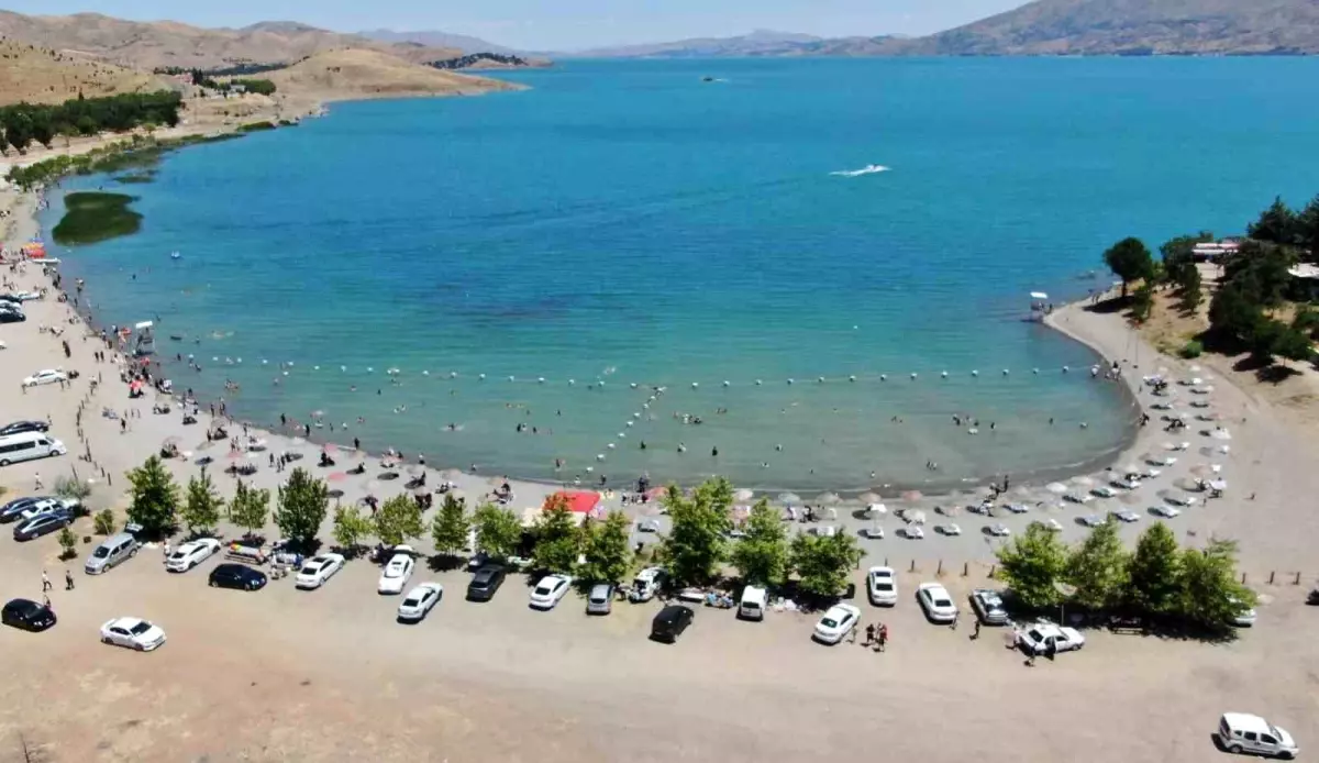 Hazar Gölü'ne Tatilci Akını