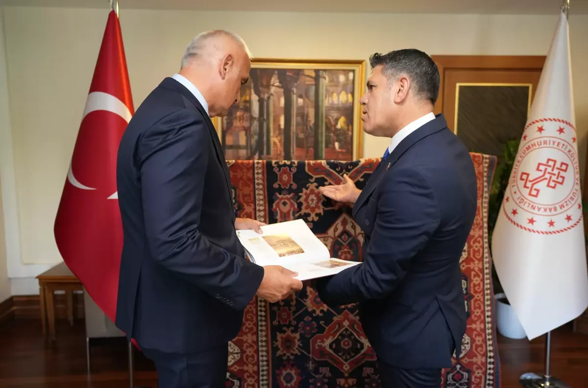 5 Asırlık Uşak Halısı Türkiye'ye Döndü