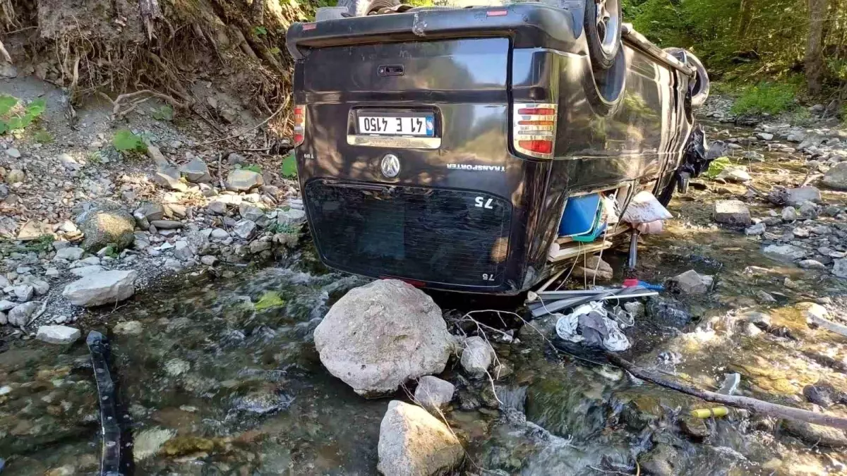 Bolu'da panelvan araç dereye uçtu