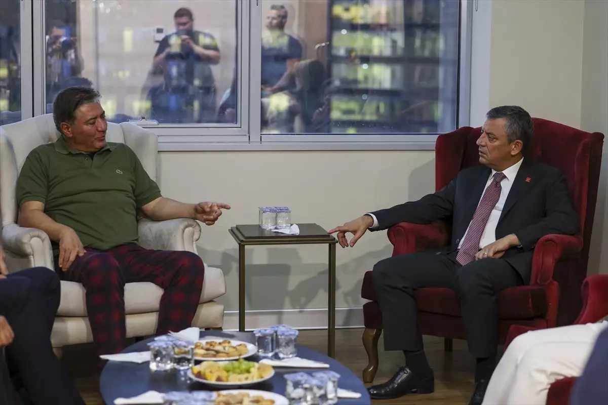 Özgür Özel, Murat Emir'i Hastanede Ziyaret Etti