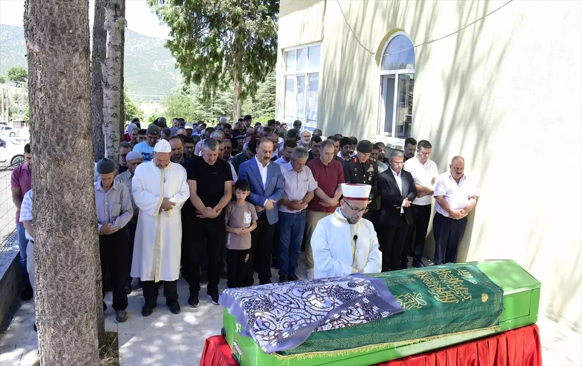 Isparta'da şehit annesinin vasiyetini yerine getiren askerler tabutunu taşıdı