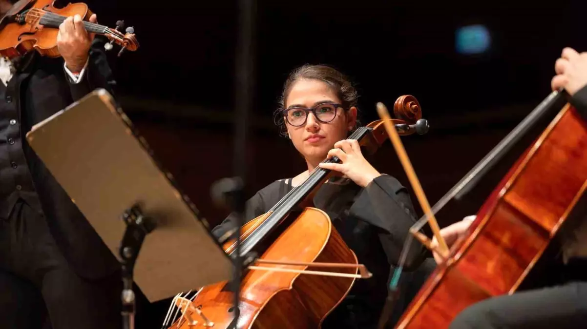 Adasu Akın'dan Kadına Şiddete Müzevi Melodi