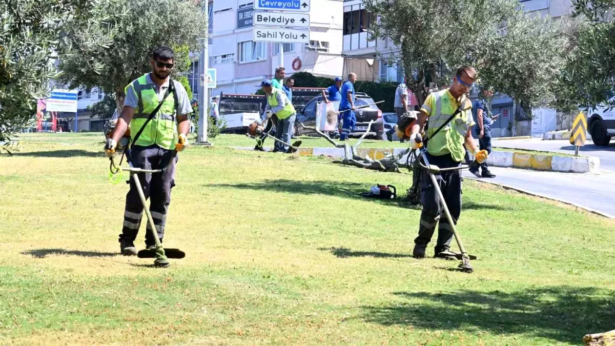 Aydın Büyükşehir Belediyesi Kuşadası'nda Temizlik ve Bakım Çalışmaları Gerçekleştirdi