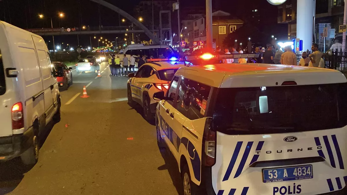 Rize'de Minibüs ile Ticari Araç Çarpıştı: 10 Yaralı