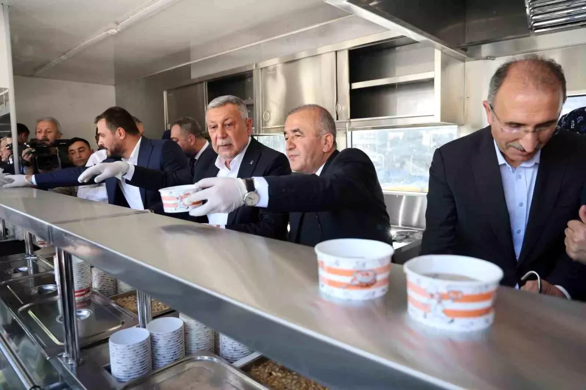 Elazığ'da Muharrem Ayı Dolayısıyla Aşure İkramı Yapıldı