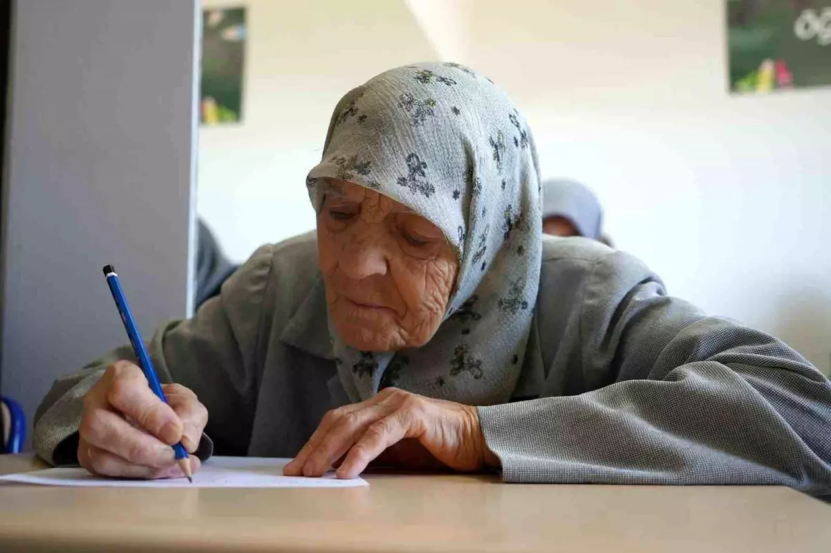 Gaziantep'te Nineler Okuma Yazma Öğrenmenin Mutluluğunu Yaşıyor