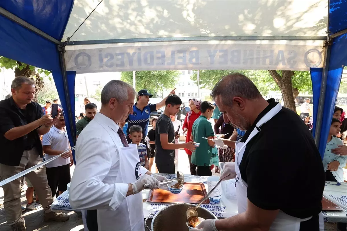 Şahinbey Belediyesi'nden Aşure Dağıtımı