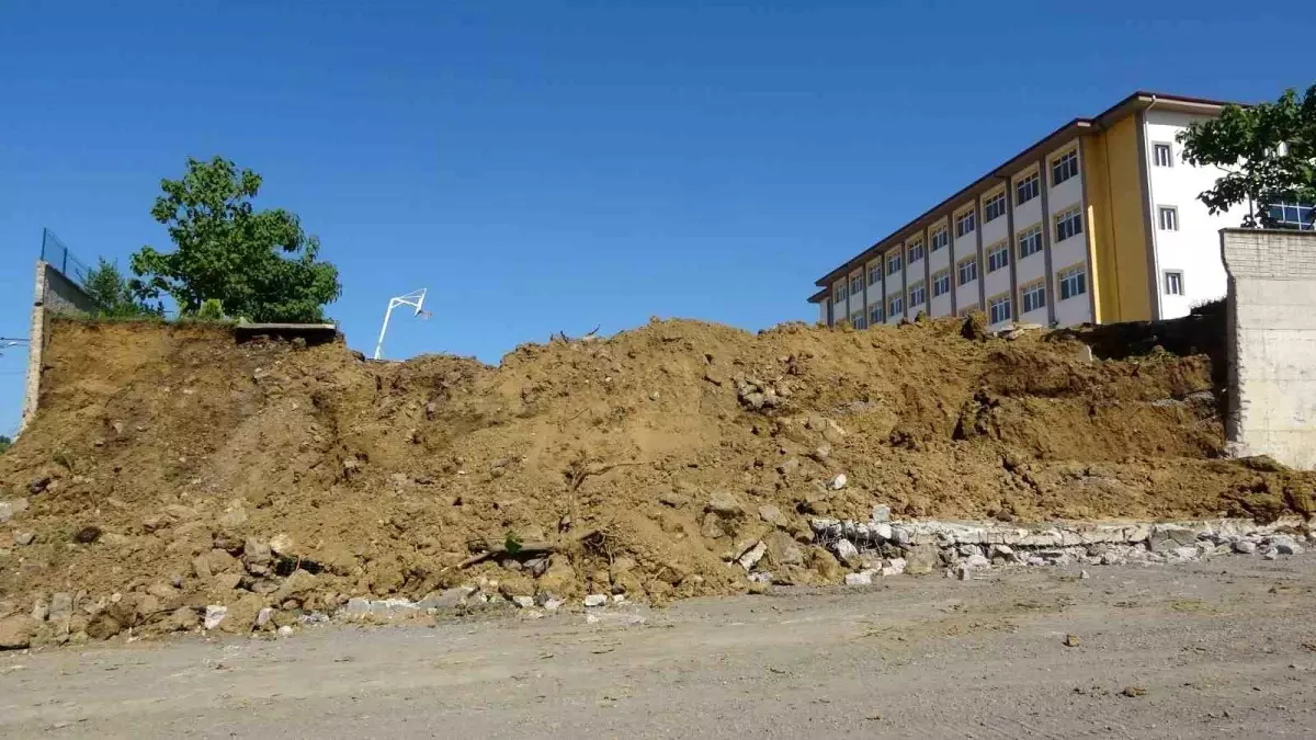 Samsun'da Riskli Duvar Kontrollü Yıkıldı