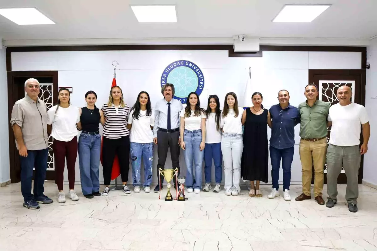 BUÜ Kadın Hentbol Takımı'ndan Çifte Zafer
