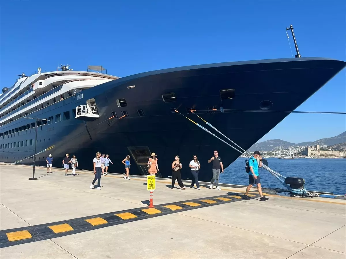 Bodrum'a 'Evrima' Kruvaziyeri ile 254 Turist Geldi