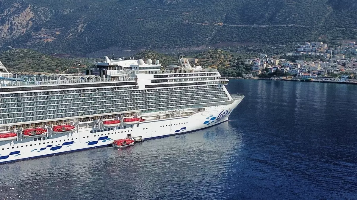 Aroya Kruvaziyeri Kaş'a Demir Attı