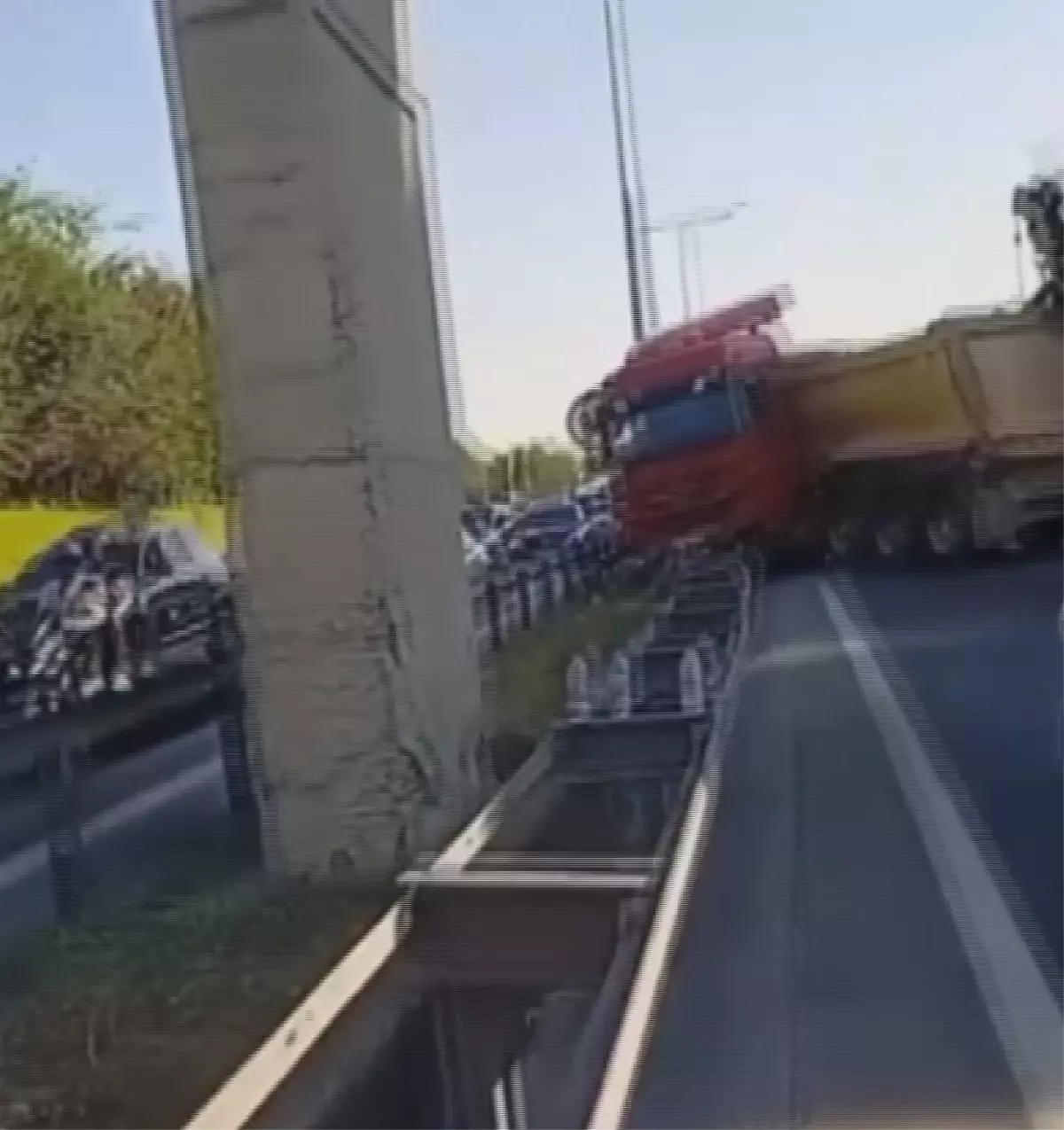 Eyüpsultan'da TIR Kazası: Bariyere Çarptı