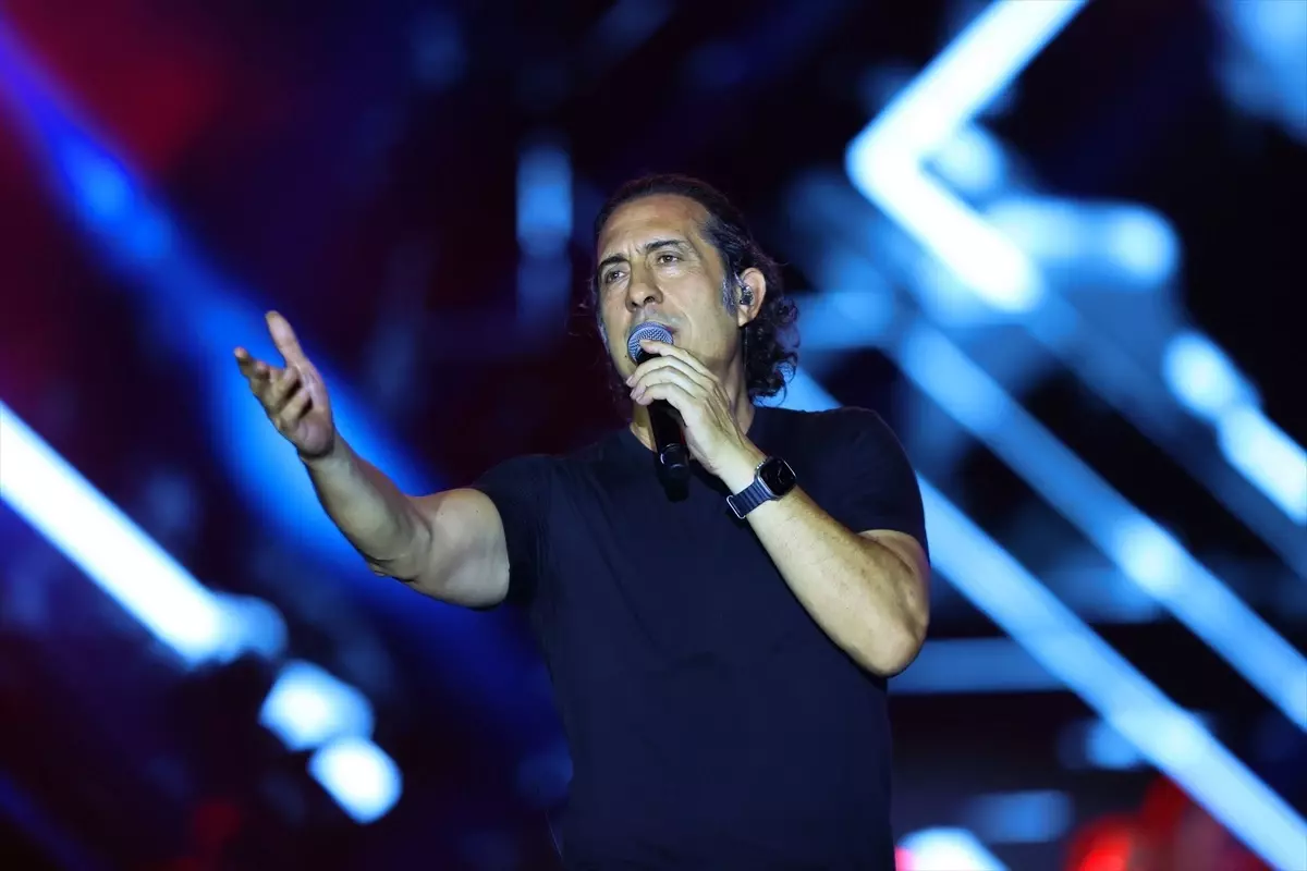 Şarkıcı Kıraç, Trabzon Kültür Yolu Festivali'nde konser verdi