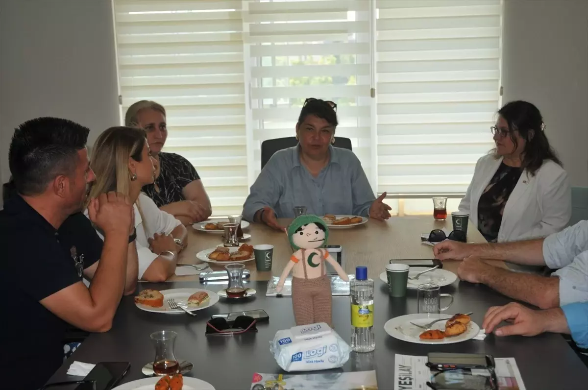 AK Parti Yeşilay'ı Ziyaret Etti