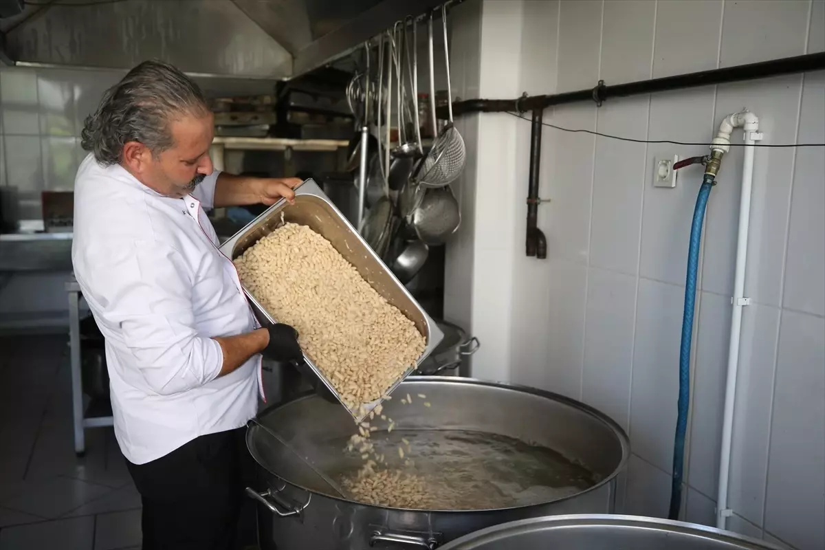 Aşure: Bereketin ve Dostluğun Simgesi