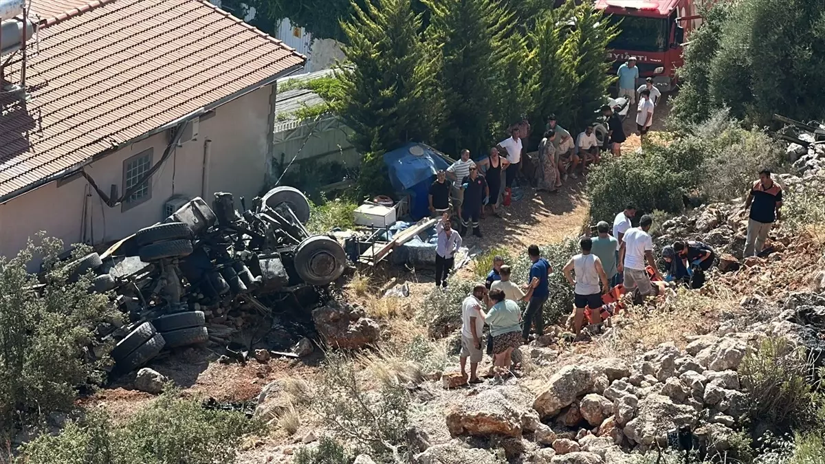 Kaş'ta Kamyon Uçuruma Devrildi: 2 Ölü