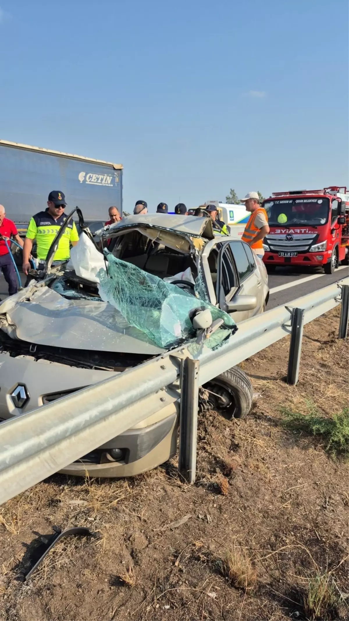 Tarsus'ta Otomobil ve TIR Çarpıştı: 2 Yaralı