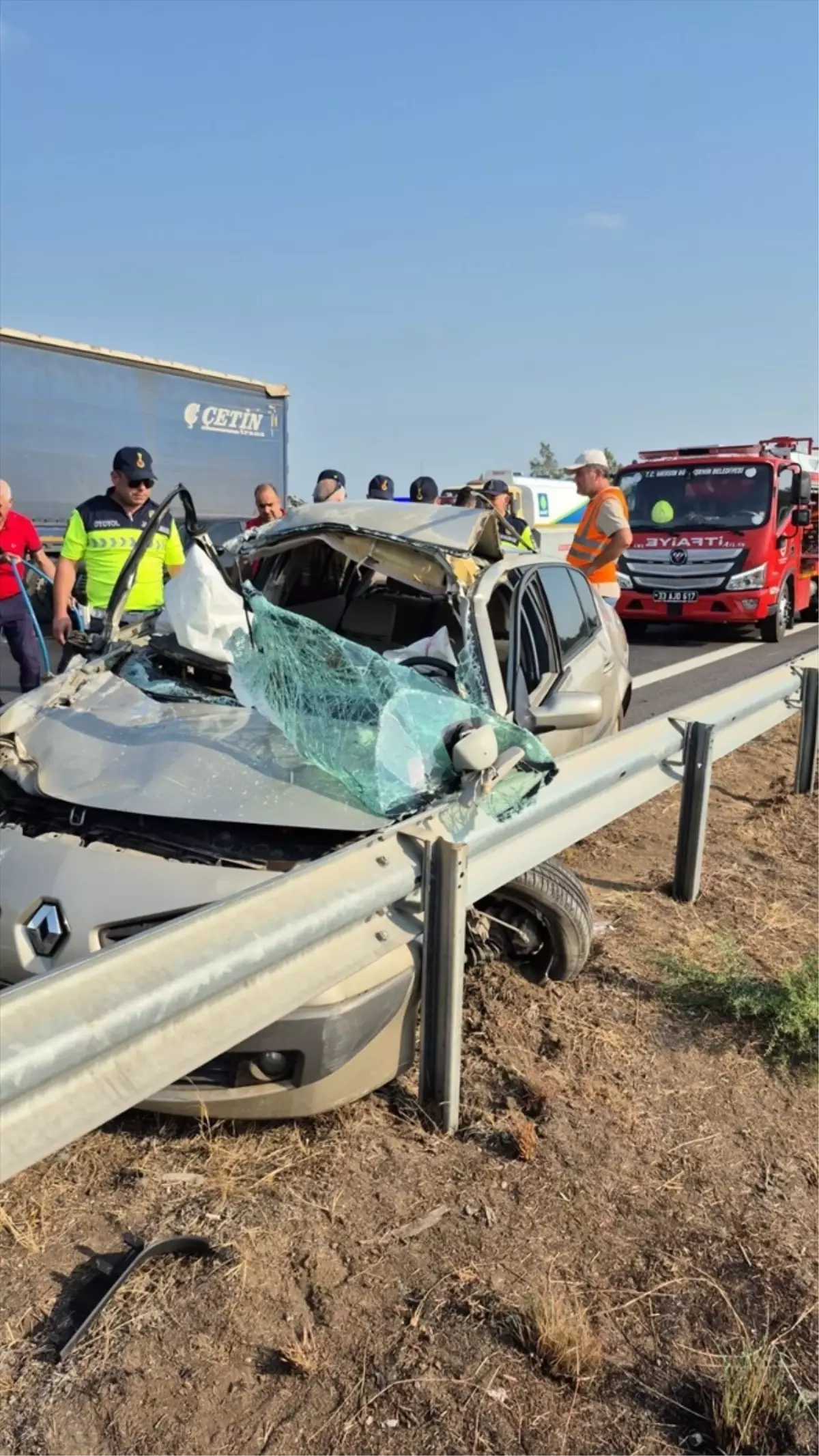 Tarsus'ta Tır ile Otomobil Çarpıştı