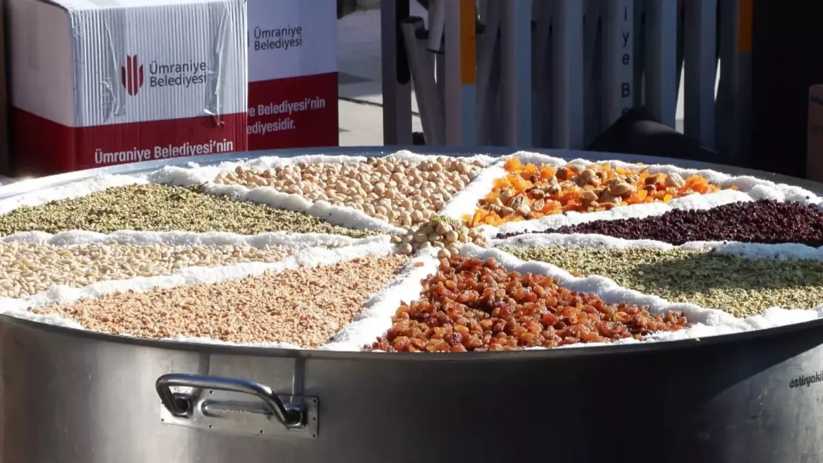 Ümraniye Belediyesi'nden 20 Bin Kişiye Aşure İkramı