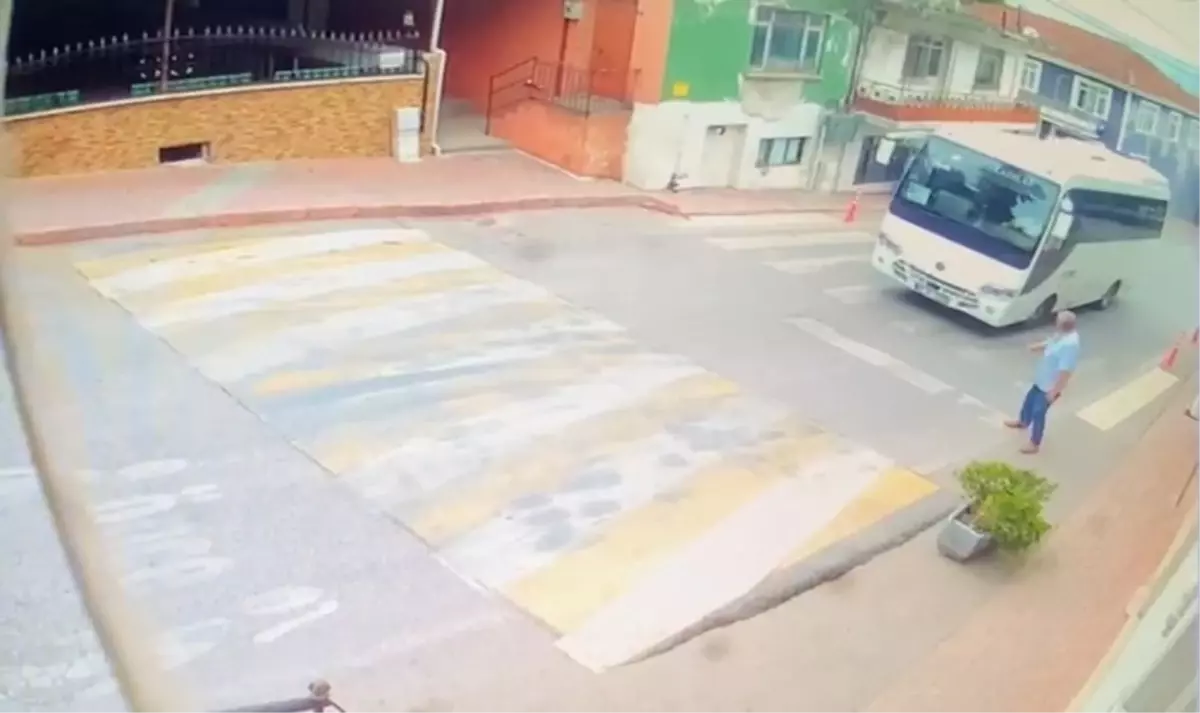 İzmit'te Midibüs Yayanın Altında Kaldı