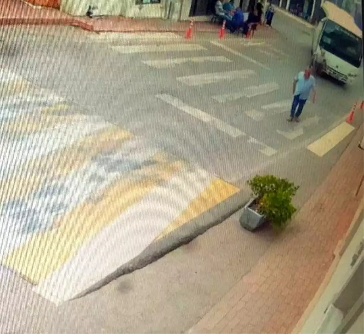 İzmit'te Servis Minibüsü Yaşlı Adama Çarptı