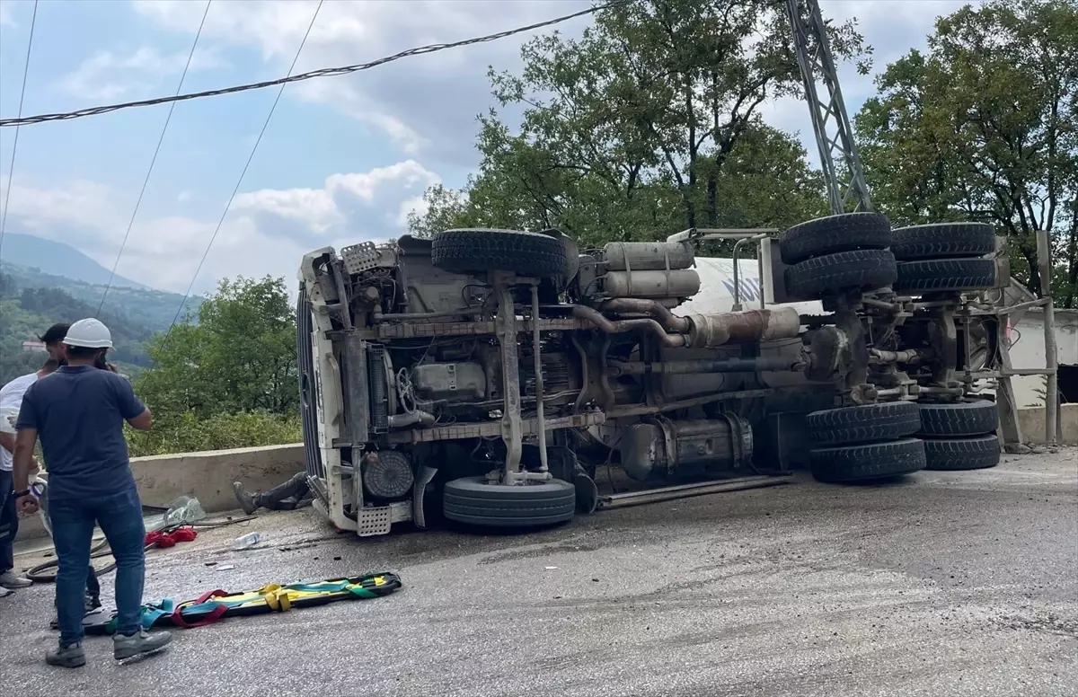 Yenice'de Beton Mikseri Devrildi: 2 Yaralı