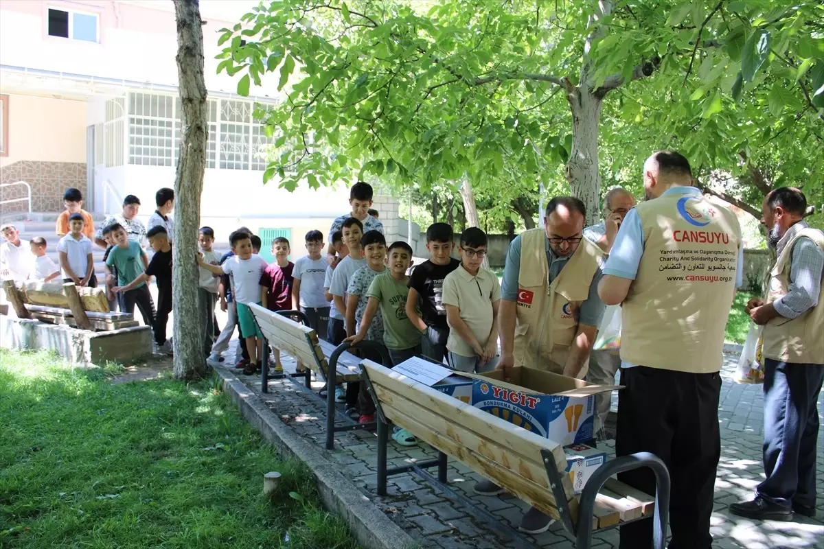 Kur'an Kursu Öğrencilerine Dondurma İkramı