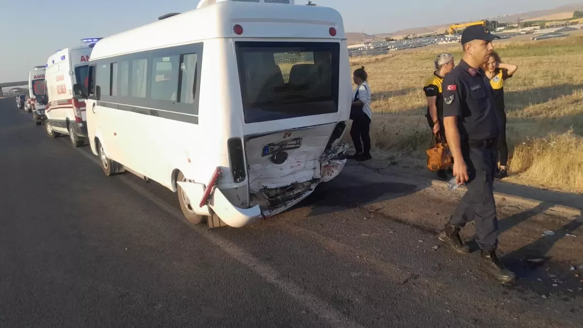 Sincan'da iki araç birbirine girdi! Ölü ve yaralılar var