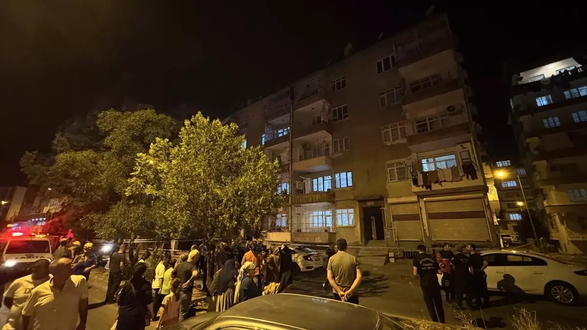 Diyarbakır'da Sallanan Bina Tahliye Edildi
