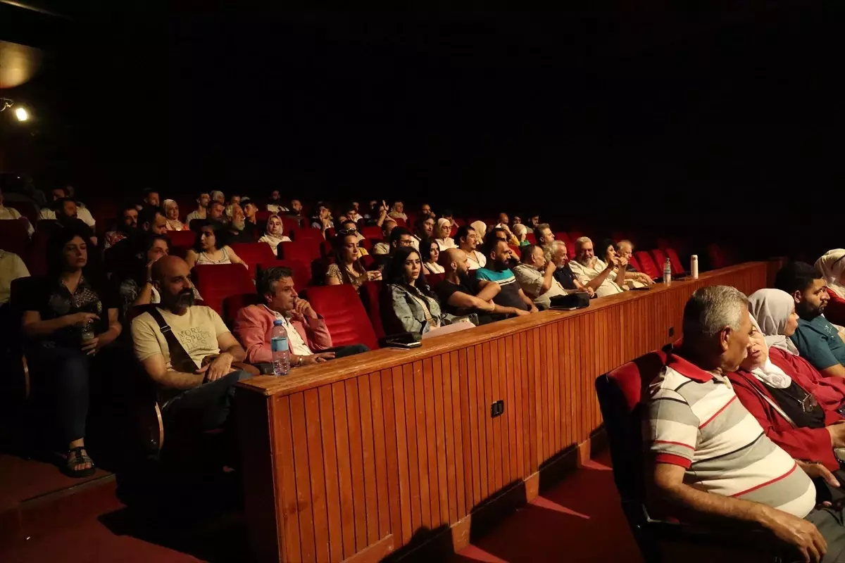 Şam'da Hamra Tiyatrosu'nda Tarihi Oyun