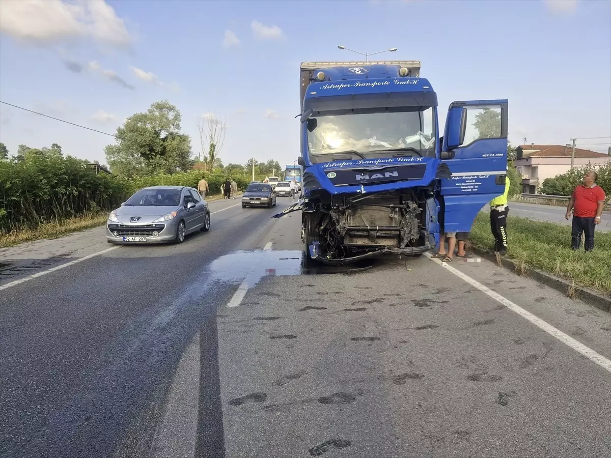 Tır Traktöre Çarptı: Sürücü Hayatını Kaybetti