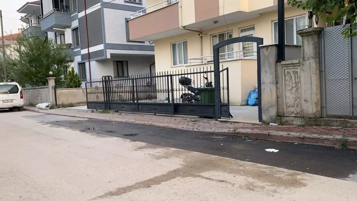 İnegöl'de Demir Kapı Çocuğun Üzerine Düştü