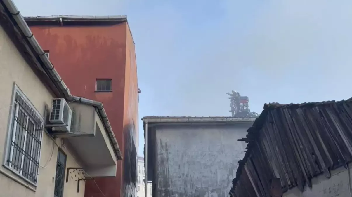 Ümraniye'de Çatı Yangını Korkuttu