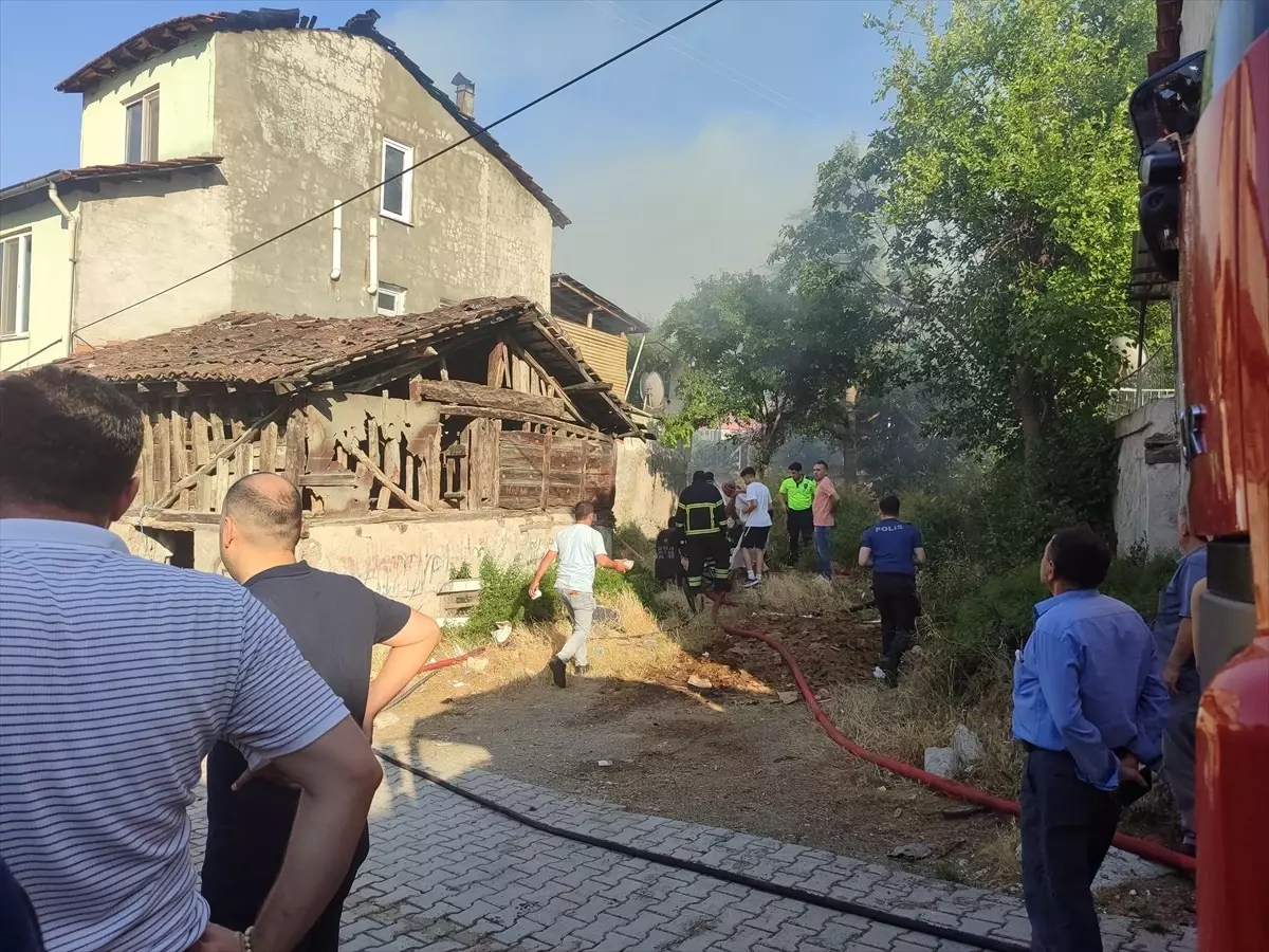 Vezirköprü'de Yangın: Evinin Önü Kül Oldu