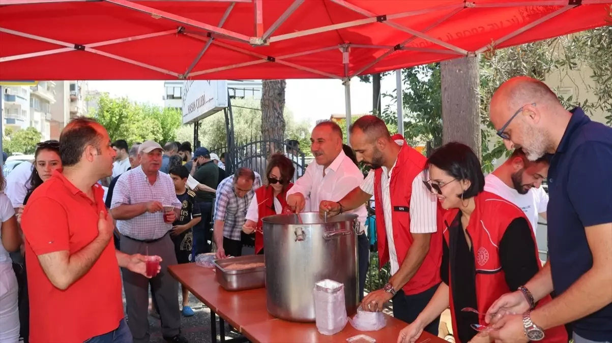 Aydın'da Gönüllü Gençlerden Aşure İkramı