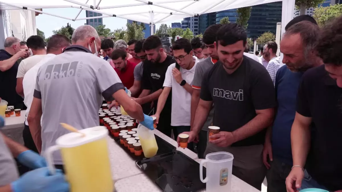 Cami Avlusunda Limonata İkramı