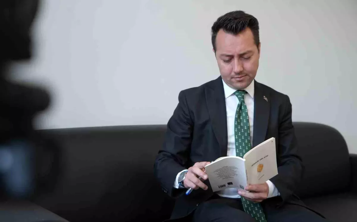 Bayburt'un Şair Müdürü: 8 Diplomalı ve 9 Kitap Yazdı